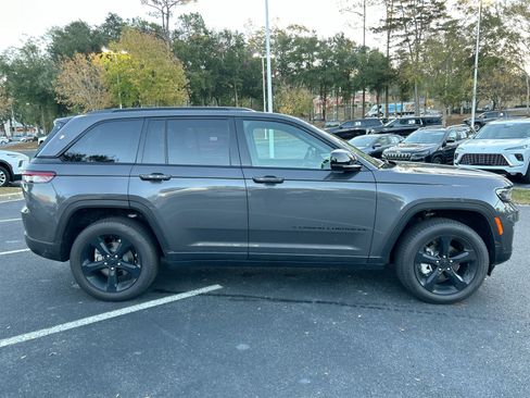 Used 2025 Jeep Grand Cherokee Limited w/ Luxury Tech Group II image 10