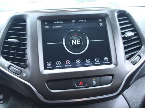 Used 2022 Jeep Cherokee Trailhawk AWD/4WD image 24