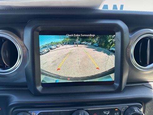 Used 2022 Jeep Wrangler Unlimited Sahara w/ Cold Weather Group AWD/4WD image 18
