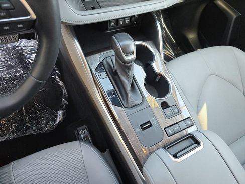 Used 2021 Toyota Highlander Limited FWD image 32