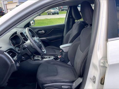 Used 2019 Jeep Cherokee Latitude w/ Popular Appearance Group FWD image 23