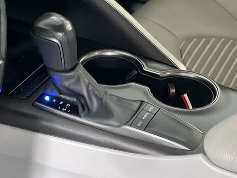Used 2022 Toyota Camry SE image 11