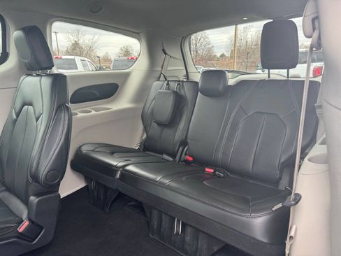 Used 2024 Chrysler Pacifica Touring-L FWD image 32