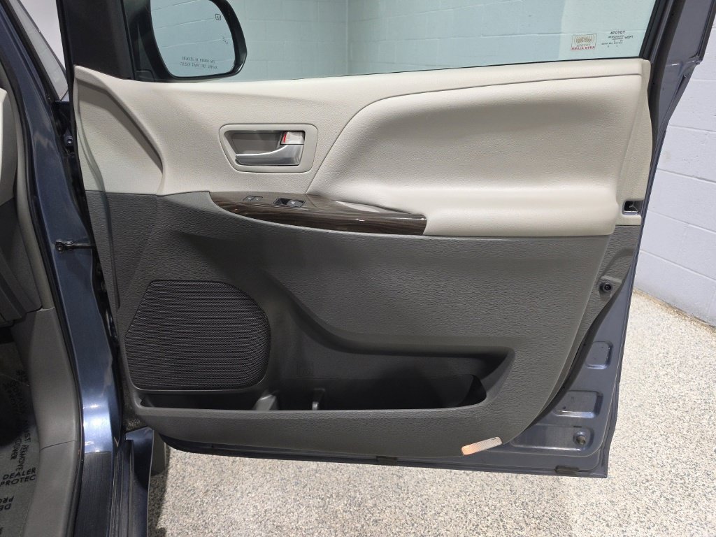Used 2017 Toyota Sienna XLE FWD image 15