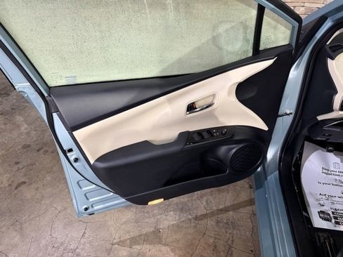 Used 2022 Toyota Prius XLE image 11