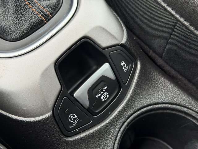 Used 2018 Jeep Compass Latitude w/ Popular Equipment Group FWD image 25