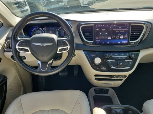 Used 2021 Chrysler Pacifica Touring-L FWD image 16