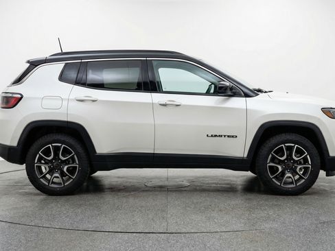 Used 2025 Jeep Compass Trailhawk AWD/4WD image 11