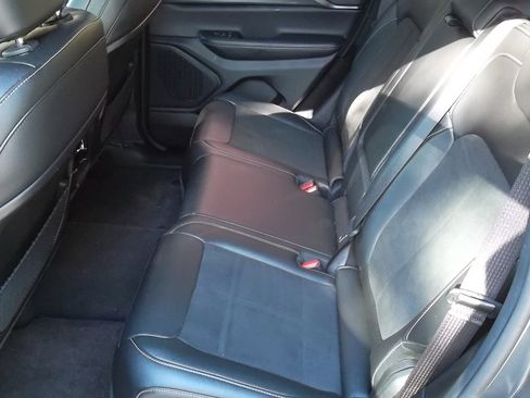 Used 2024 Jeep Grand Cherokee Altitude image 9