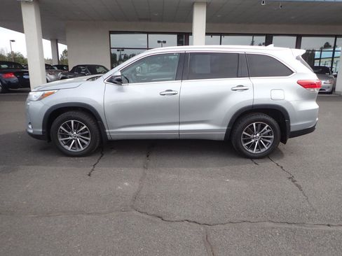 Used 2017 Toyota Highlander XLE AWD/4WD image 2