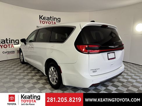 Used 2025 Chrysler Pacifica Select FWD image 7
