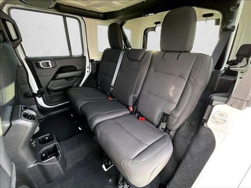 Used 2022 Jeep Wrangler Unlimited Sahara AWD/4WD image 28