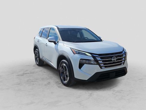 Used 2025 Nissan Rogue SV image 2