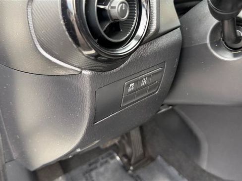 Used 2019 Toyota Yaris L FWD image 29
