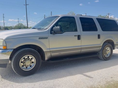 Used 2003 Ford Excursion XLT image 2