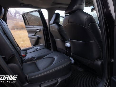 Used 2021 Toyota Highlander XLE image 19