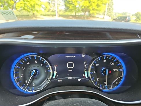 Used 2023 Chrysler Pacifica Limited w/ Uconnect Theater Family Group FWD image 23