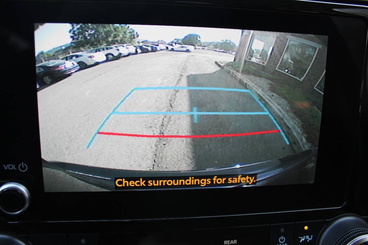 Used 2023 Toyota Highlander L FWD image 12