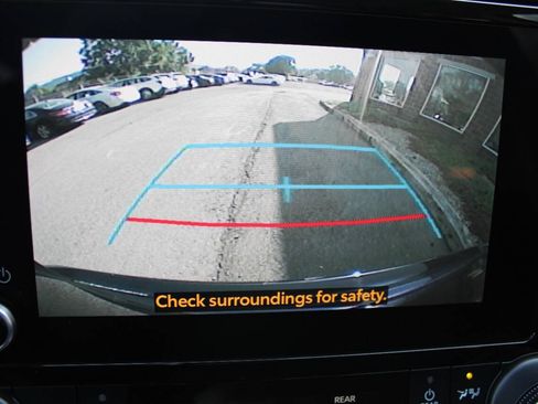 Used 2023 Toyota Highlander L FWD image 12
