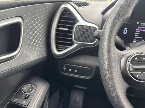 Used 2025 Kia Soul LX w/ LX Technology Package FWD image 32