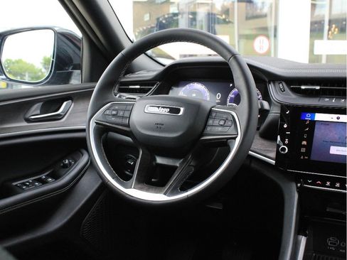 Used 2026 Jeep Grand Cherokee Altitude AWD/4WD image 14