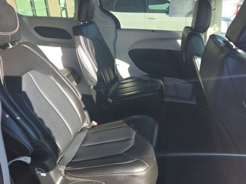 Used 2024 Chrysler Pacifica Touring-L image 27