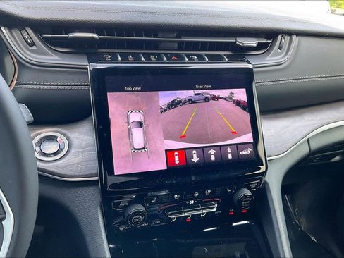 Used 2025 Jeep Grand Cherokee Limited w/ Luxury Tech Group II image 17