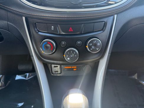 Used 2018 Chevrolet Trax LT w/ LT Convenience Package image 19