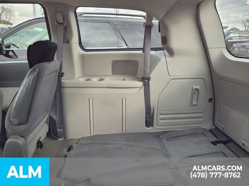 Used 2010 Chrysler Town & Country Touring image 7