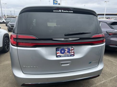 Used 2023 Chrysler Pacifica Touring-L image 8