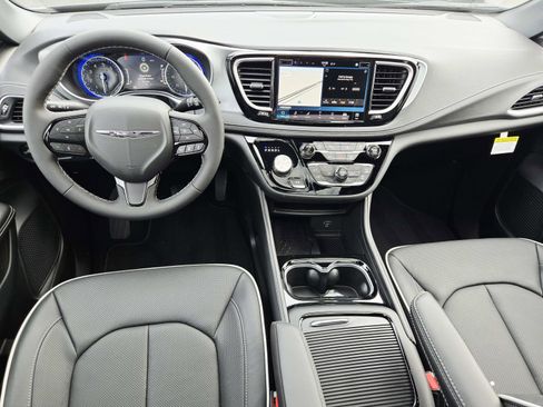 New 2026 Chrysler Pacifica Limited image 10