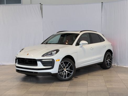 Used 2025 Porsche Macan image 1