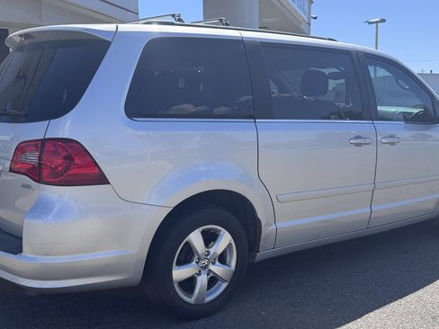 Used 2011 Volkswagen Routan SEL FWD image 8