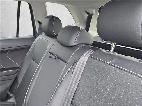 Used 2024 Volkswagen Tiguan SE w/ Panoramic Sunroof Package image 19