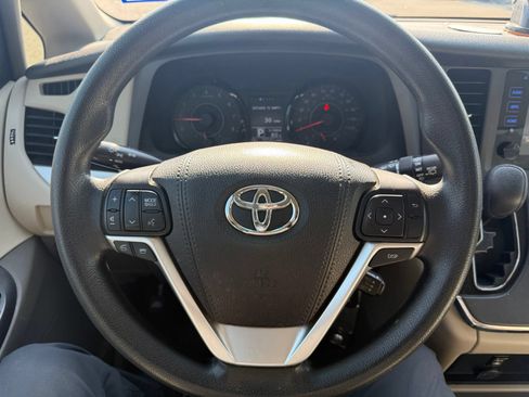 Used 2017 Toyota Sienna LE FWD image 17