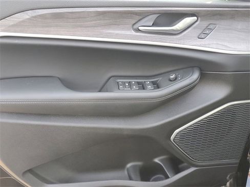 New 2025 Jeep Grand Cherokee Limited w/ Luxury Tech Group II image 16