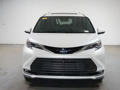 Certified 2025 Toyota Sienna Platinum FWD image 2