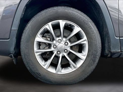 Used 2019 Jeep Cherokee Latitude Plus w/ Cold Weather Group AWD/4WD image 9