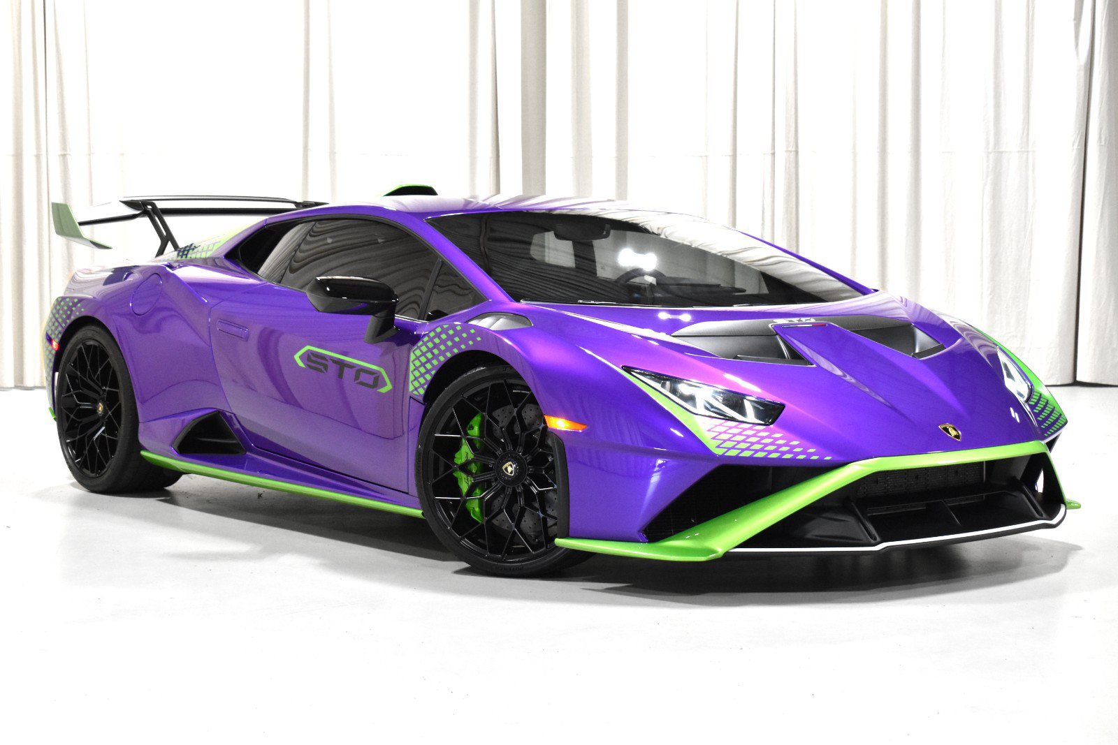 Used 2023 Lamborghini Huracan STO RWD image 3