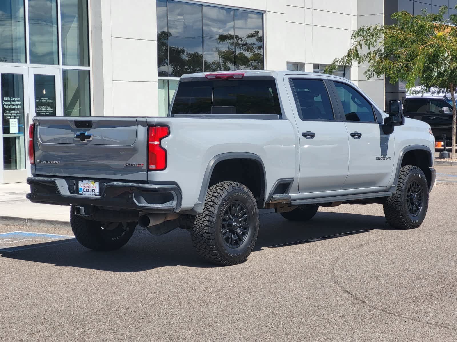 Used 2024 Chevrolet Silverado 2500 ZR2 w/ Technology Package AWD/4WD image 5
