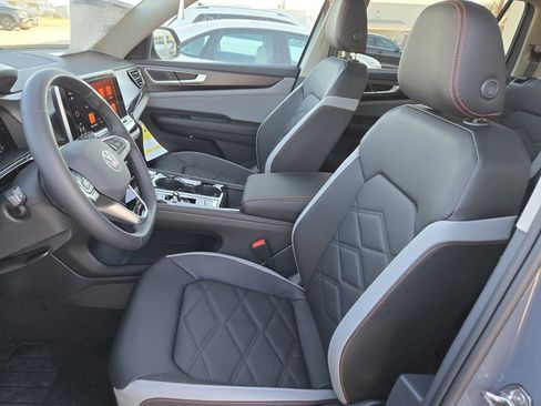 New 2025 Volkswagen Atlas Peak Edition SE image 17
