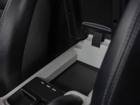 Used 2012 Porsche Cayman R image 32