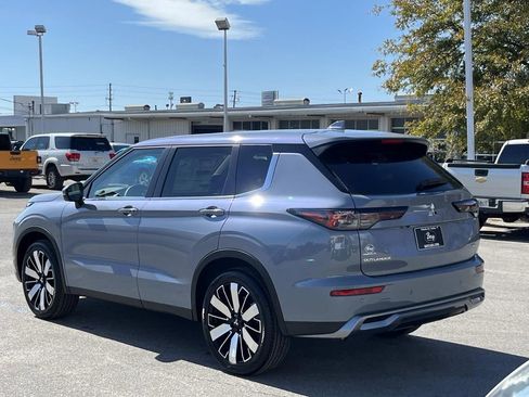 New 2026 Mitsubishi Outlander SE FWD image 3