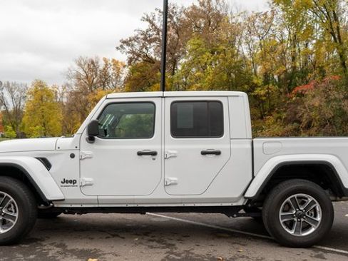 Used 2024 Jeep Gladiator Sport w/ Premium Package image 9