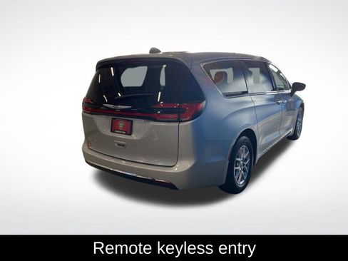 Used 2023 Chrysler Pacifica Touring-L FWD image 15