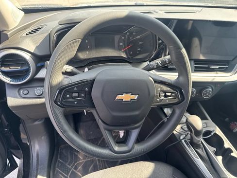 Used 2026 Chevrolet Trax LS w/ LS Convenience Package FWD image 9