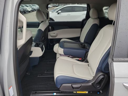 New 2026 Kia Carnival EX image 16