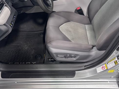 Used 2018 Toyota Camry LE FWD image 11
