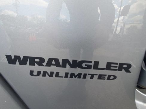 Used 2016 Jeep Wrangler Unlimited Sahara AWD/4WD image 17