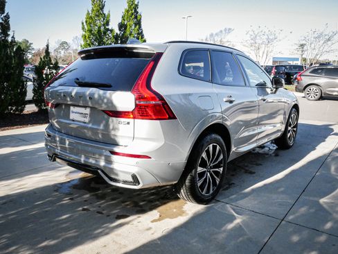 Used 2025 Volvo XC60 B5 Plus image 8